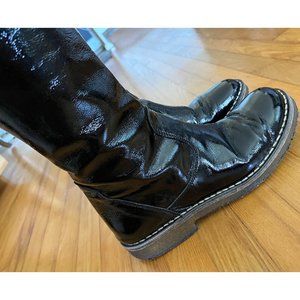 Patent leather boots, crepe sole, made in Italy.